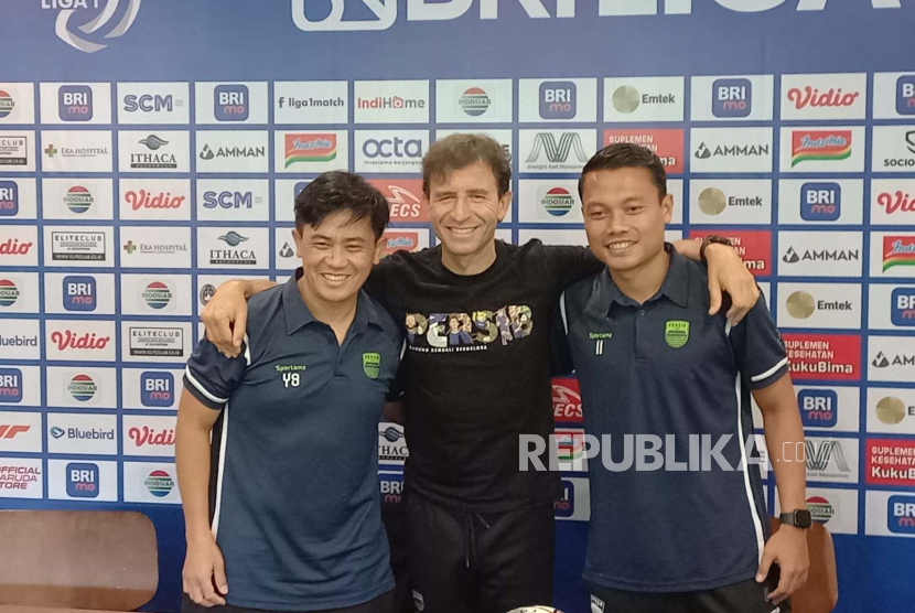 Pelatih fisik Persib Bandung Yaya Sunarya (kiri), pelatih Persib Luis Milla (tengah), dan gelandang Persib Dedi Kusnandar di Graha Persib Bandung, Kamis (30/3/2023). 