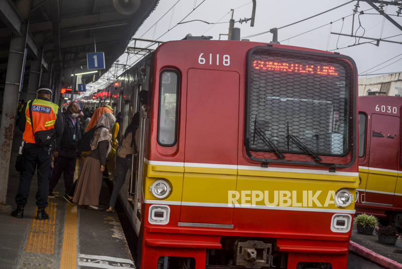 Rangkaian KRL Commuter Line berhenti di Stasiun Citayam, Kota Depok, Jawa Barat, Senin (14/9). 