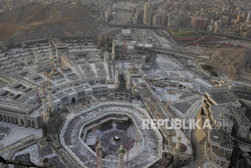 Umat Muslim mengelilingi Kabah di Masjidil Haram, Makkah, Arab Saudi. 