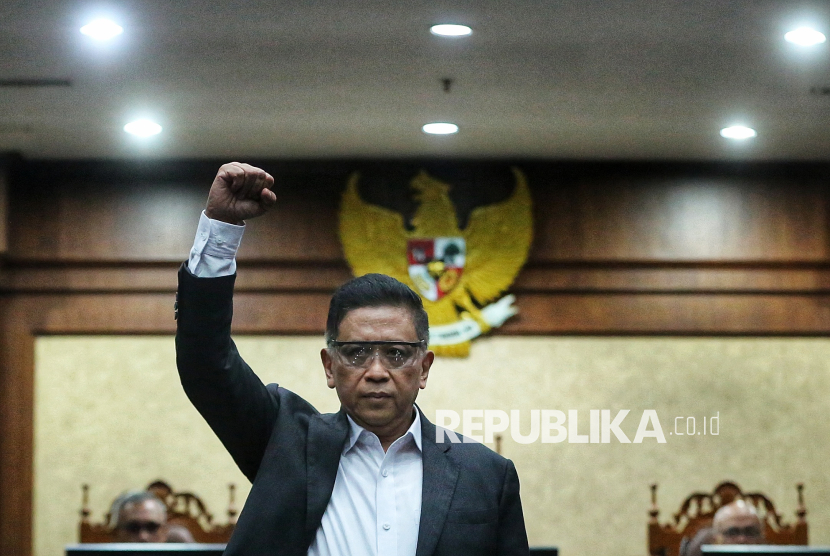 Sekjen PDIP Hasto Kristiyanto bersiap menjalani sidang pembacaan putusan di Pengadilan Tipikor, Jakarta, Jumat (25/7/2025). Majelis hakim menjatuhkan vonis 3 tahun 6 bulan serta denda Rp250 juta subsider pidana kurungan selama 3 bulan terhadap Hasto Kristiyanto karena dinilai terbukti bersalah terkait pengurusan pergantian antarwaktu (PAW) anggota DPR periode 2019-2024 untuk Harun Masiku.