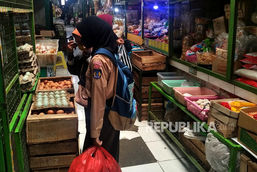 Pembeli berbelanja telur ayam negeri di los sembako Pasar Kranggan, Yogyakarta, Jumat (10/3/2023). Direktur Eksekutif Center of Reform on Economics (CORE) Indonesia Mohammad Faisal mengatakan konsumsi rumah tangga tumbuh lebih lambat pada kuartal pertama tahun 2023.