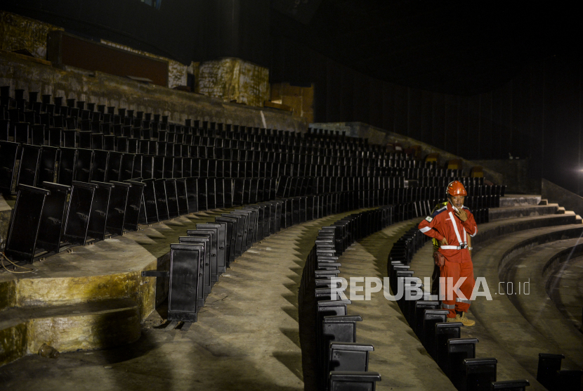 Sejumlah pekerja meninjau perbaikan Teater Keong Mas di Taman Mini Indonesia Indah (TMII), Jakarta, Selasa (12/7/2022). Progres revitalisasi TMII secara fisik telah mencapai sekitar 70 hingga 80 persen dan ditargetkan rampung bulan ini untuk KTT G20. Republika/Putra M. Akbar