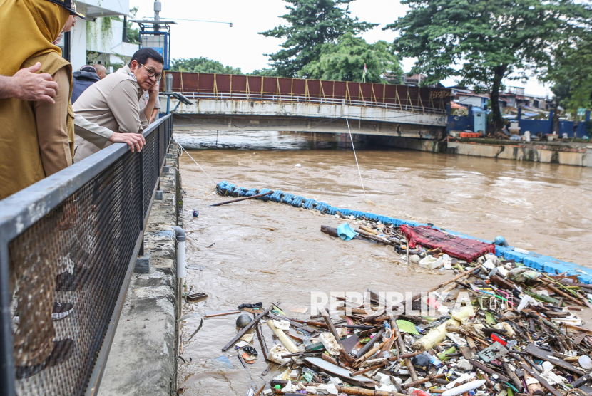 Gubernur DKI Jakarta Pramono Anung Tinjau Pintu Air Manggarai