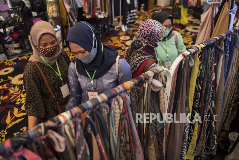 Pengunjung memilih pakaian muslim dan aksesorisnya saat Indonesia Hijab Fest 