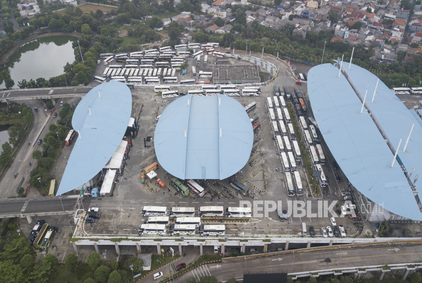 Foto udara sejumlah bus mudik terparkir di Terminal Pulogebang, Jakarta Timur, Rabu (ilustrasi).