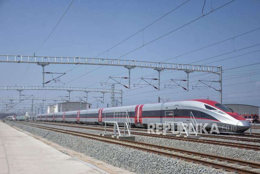 Rangkaian Electric Multiple Unit (EMU) Kereta Cepat Jakarta Bandung di area Depo Tegalluar, Kabupaten Bandung, Jawa Barat, Kamis (22/6/2023).