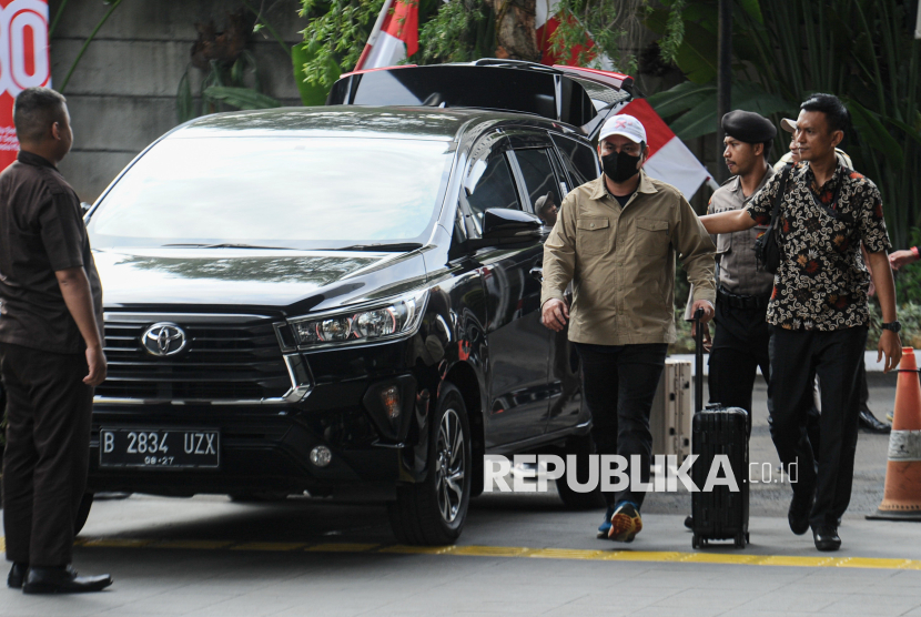 Bupati Kolaka Timur Abdul Azis tiba di gedung Merah Putih KPK, Jakarta, Jumat (8/8/2025). KPK menangkap Bupati Kolaka Timur, Sulawesi Tenggara Abdul Azis setelah KPK melakukan Operasi Tangkap Tangan (OTT) di wilayah Jakarta dan Sulawesi Tenggara pada Kamis (7/8) kemarin. Abdul Azis diamankan KPK saat sedang mengikuti agenda Rapat Kerja Nasional (Rakernas) Partai Nasdem di Makassar, Sulawesi Selatan pada Kamis (7/8) malam. Operasi Tangkap Tangan (OTT) tersebut dilakukan terkait kasus dugaan tindak pidana korupsi Dana Alokasi Khusus (DAK) pembangunan rumah sakit. Dalam kegiatan tersebut penyidik mengamankan Bupati Kolaka Timur Abdul Azis serta 7 orang lainnya yakni 3 orang ditangkap di Jakarta, 4 orang di Sulawesi Tenggara.
