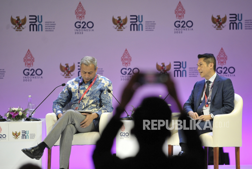 CEO of China International Capital Corp Singapore Stephen Ng (kanan) dan President Microsoft Asia Ahmed Mazhari (kiri ) menjadi pembicara pada diskusi panel II State-Owned Enterprises (SOE) International Conference di Bali Nusa Dua Convention Center (BNDCC), Bali, Senin (17/10/2022). Diskusi panel tersebut mengangkat tema 