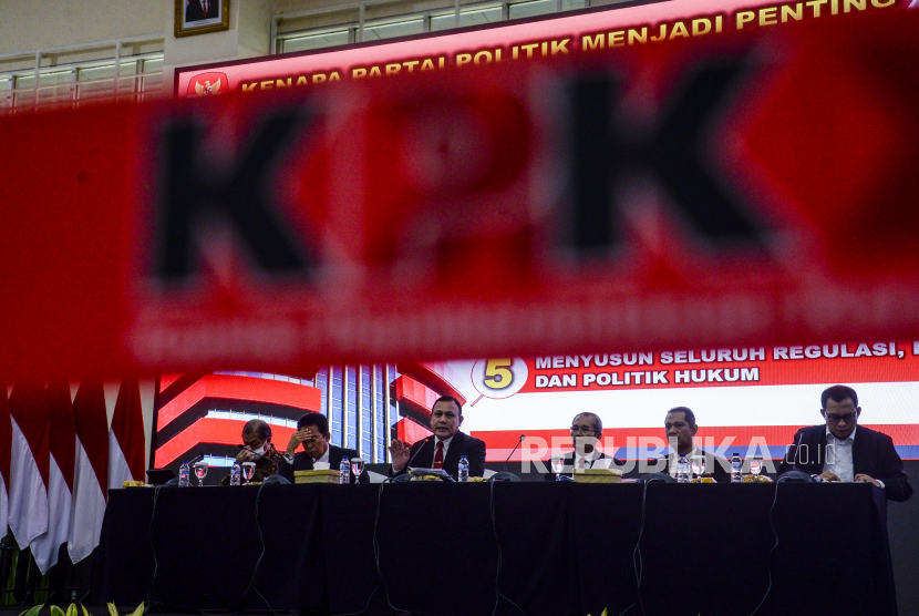 Ketua KPK Firli Bahuri (ketiga kiri) bersama Wakil Ketua KPK Alexander Marwata (ketiga kanan), Johanis Tanak (kedua kiri), Nurul Ghufron (kedua kanan), Sekjen KPK Cahya Harefa (kiri) dan Kepala Bagian Pemberitaan Ali Fikri (kanan) menyampaikan konferensi pers akhir tahun Kinerja dan Capaian KPK 2022 di Gedung KPK, Jakarta, Selasa (27/12/2022). Berdasakan rilis Transparency International Indonesia (TII), indeks persepsi korupsi (IPK) Indonesia mengalami penurunan. (ilustrasi)