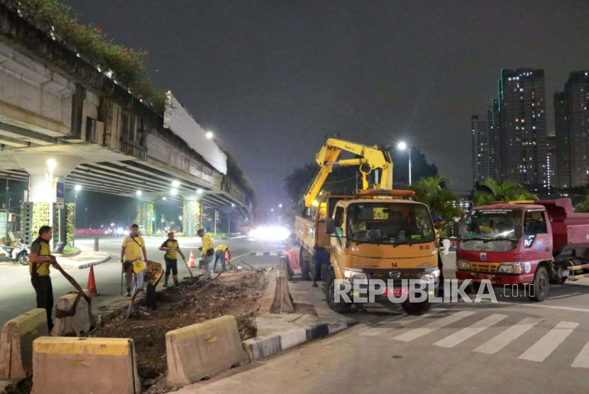 Proyek pelebaran jalan di Jalan KH Mas Mansyur, Jakarta Pusat, Selasa (2/4/2024). 