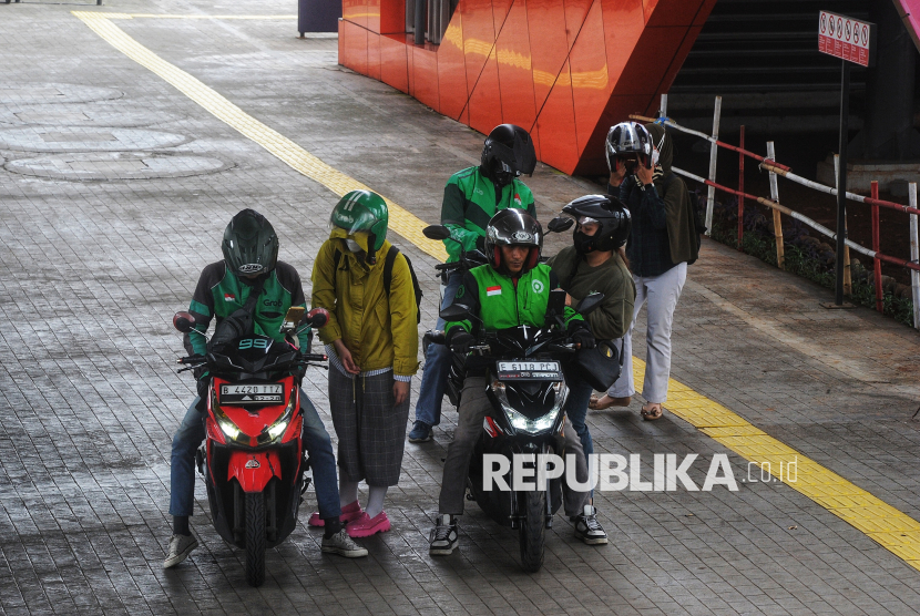 Pengemudi ojek online menaikkan penumpang di Trotoar Kawasan Pancoran, Jakarta, Selasa (24/6/2025). Trotoar yang seharusnya menjadi ruang aman bagi pejalan kaki kerap dialihfungsikan menjadi tempat naik turun penumpang, parkir, atau lapak PKL. Kondisi ini mengganggu kenyamanan dan keselamatan pejalan kaki serta melanggar aturan yang berlaku. Gubernur DKI Jakarta Pramono Anung mengakui bahwa banyak trotoar di Jakarta masih belum layak dan perlu diperbaiki. Ia menegaskan bahwa perbaikan trotoar merupakan salah satu program dalam masa kepemimpinannya.