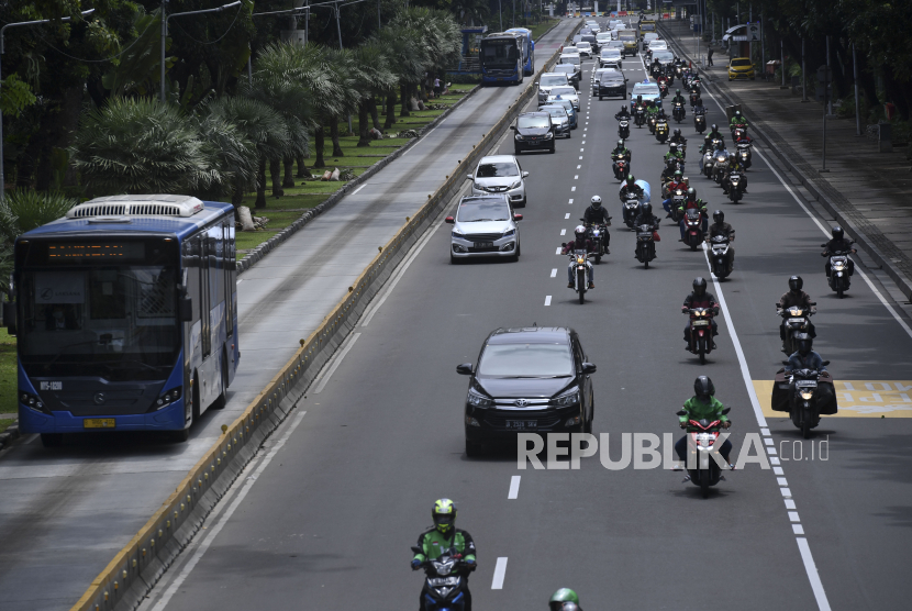Sejumlah kendaraan melintas di Jalan Medan Merdeka Barat, Jakarta, Senin (6/4/2020). 