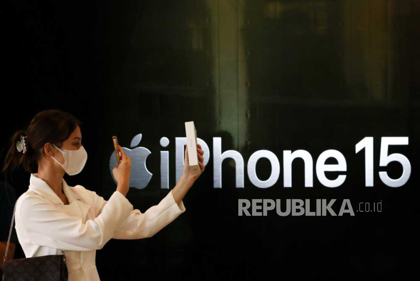 Seri iPhone 15 resmi dirilis di Indonesia. Peluncuran dilakukan di 5 kota besar, yaitu Jakarta, Bandung, Surabaya, Bali dan Makassar.