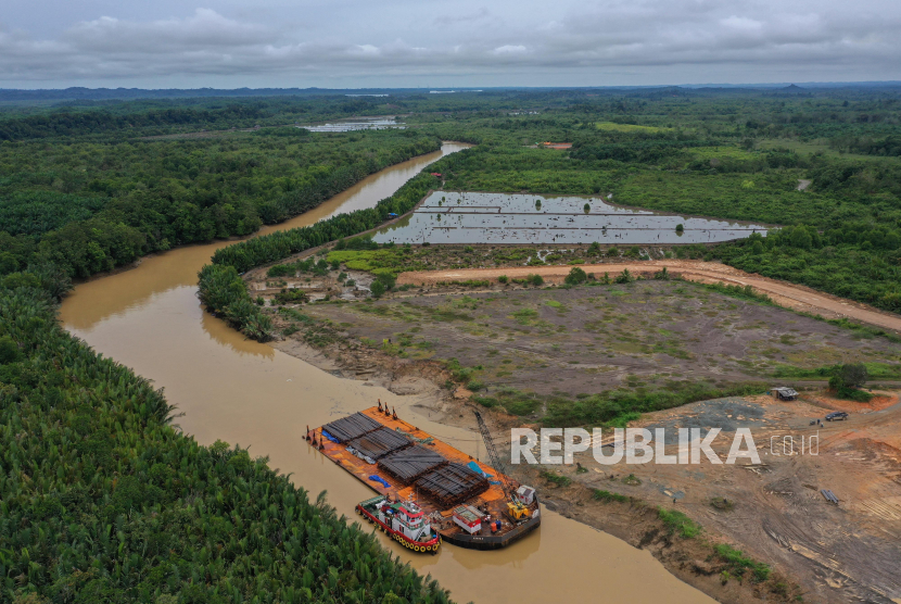 Foto udara sebuah kapal tongkang pengangkut material logistik untuk proyek pembangunan Ibu Kota Negara (IKN) Nusantara. Bendungan Kota Nusantara menyiapkan kawasan wisata, selain untuk menampung air.