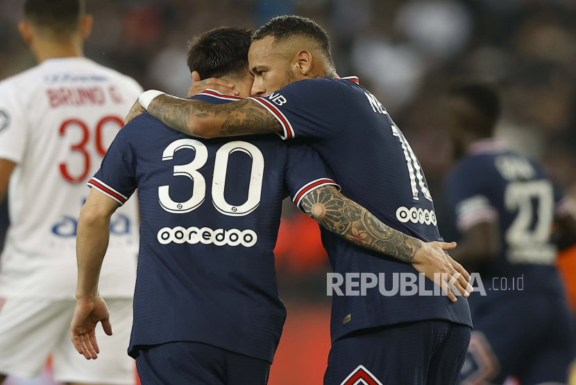 Neymar (kanan) dari Paris Saint-Germain merayakan dengan rekan setimnya Lionel Messi (kiri) setelah mencetak gol penyeimbang 1-1 dari titik penalti selama pertandingan sepak bola Ligue 1 Prancis antara Paris Saint-Germain (PSG) dan Olympique Lyonnais di Paris, Prancis, 19 September 2021.