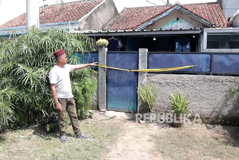 Warga tengah menunjukkan rumah pelaku seorang suami yang menganiaya terhadap seorang istri hingga meninggal dunia di Kabupaten Bandung. 