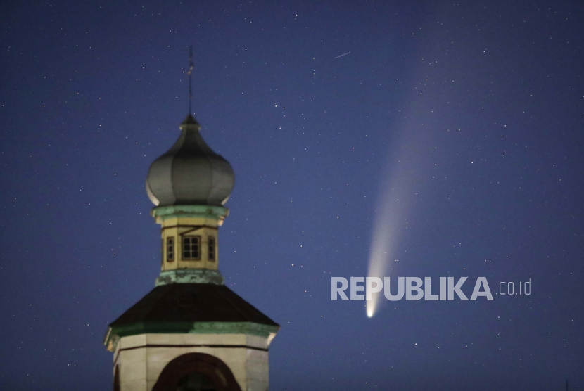  Komet Neowise atau C / 2020 F3 terlihat di belakang sebuah gereja Ortodoks di atas Turet, Belarus, 110 kilometer (69 mil) barat ibukota Minsk, Selasa pagi, 14 Juli 2020. 