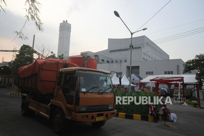 Truk pengangkut sampah melintas di samping instalasi Pengolahan Sampah menjadi Energi Listrik (PSEL) di Tempat Pembuangan Akhir (TPA) Benowo, Surabaya, Jawa Timur. Pengolah Sampah Energi Listrik (PSEL) yang diresmikan Presiden Joko Widodo di Tempat Pembuangan Akhir (TPA) Benowo, Surabaya, diharapkan Ketua DPD RI, AA LaNyalla Mahmud Mattalitti, bisa ditiru daerah lain.