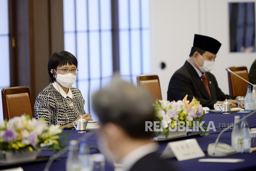 Menteri Luar Negeri Indonesia Retno Marsudi (kiri). Retno Marsudi dalam kunjungan kerjanya ke Wuyi China menegaskan posisi Indonesia yang siap menjadi hub vaksin untuk kebutuhan Asia Tenggara.