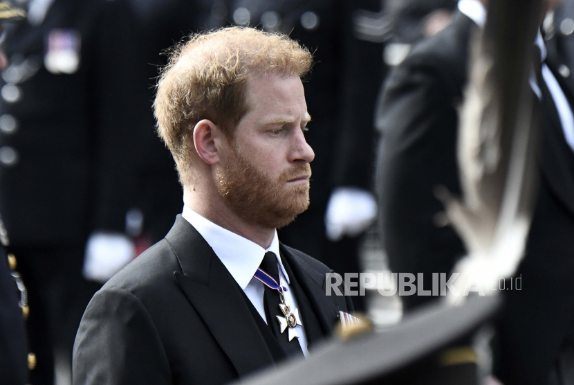 Pangeran Harry dari Inggris mengikuti peti mati Ratu Elizabeth II selama prosesi pemakamannya dari Westminster Abbey ke Wellington Arch di London, Senin, 19 September 2022.