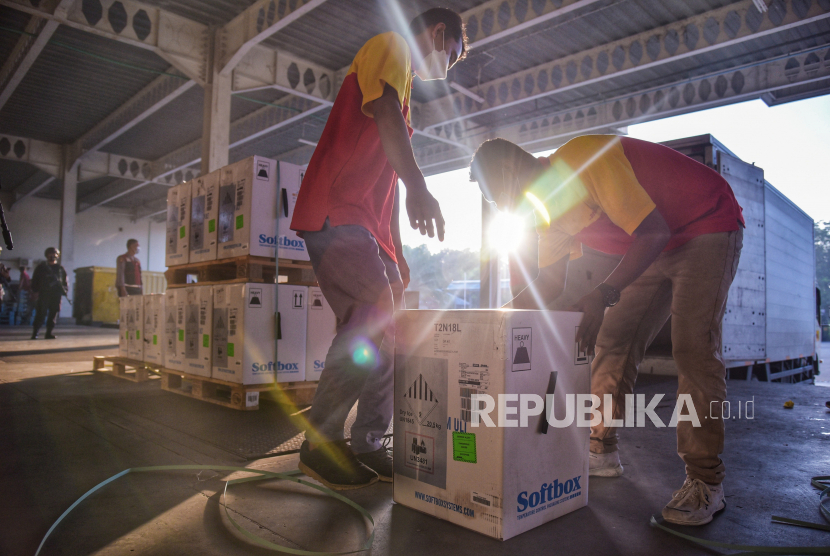 Petugas menyusun paket berisi vaksin Pfizer setibanya di Terminal Cargo Bandara Kualanamu, Deli serdang, Sumatera Utara, Selasa (12/10/2021). Kementerian Kesehatan mengirim 63 boks vaksin yang terdiri dari 368.550 dosis Pfizer ke Provinsi Sumatera Utara untuk mempercepat program vaksinasi COVID-19 untuk masyarakat. 