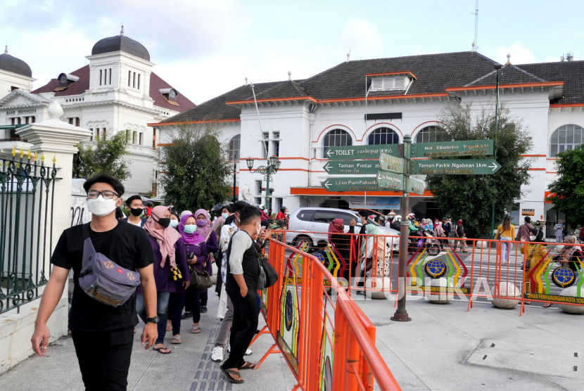 Pengunjung menikmati sore di kawasan Titik Nol Yogyakarta, Ahad (21/3). Sejak vaksinasi Covid-19 massal untuk kawasan Malioboro kunjungan wisatawan naik cukup pesat terutama untuk akhir pekan. Meski masih di pagar, kawasan Titik Nol Yogyakarta masih menjadi tujuan wisatawan menghabiskan sore hari.