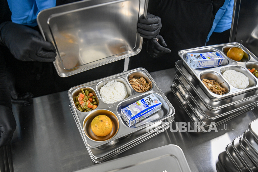 Officers prepare nutritious food at the Nourishing Food Service Unit building, Magelang, Central Java, Saturday (26/10/2024). The Nutrition Food Service Unit in Magelang City became the national pilot responsible for coordinating the distribution of nutritious food to 3,000 people in its area, namely pregnant women, nursing mothers, Toddlers, schoolchildren from PAU - SMA including santri and other religious schools in Magelang city.