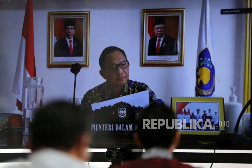 Menteri Dalam Negeri C menyampaikan pemaparan melalui video conference (vidcon) di Pendopo Wali Kota Banda Aceh, Aceh, Jumat (17/4/2020). Vidcon bersama Menteri Dalam Negeri, Menteri Keuangan, Menteri Kesehatan dan Ketua Gugus Tugas Percepatan Penanganan COVID-19 bersama Gubernur, Bupati, Wali Kota dan Ketua DPRD tersebut terkait tata cara refocusing dan realokasi APBD tahun 2020