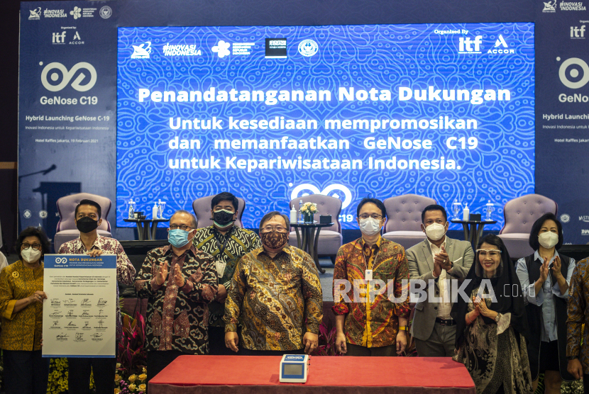 Menristek/Kepala BRIN Bambang Brodjonegoro (tengah) bersama Wakil Menteri Perdagangan Jerry Sambuaga (keempat kanan) dan sejumlah perwakilan dari asosiasi-asosiasi pariwisata Indonesia berfoto bersama dalam peluncuran GeNose C-19 untuk Kepariwisataan Indonensia di Jakarta, Jumat (19/2).