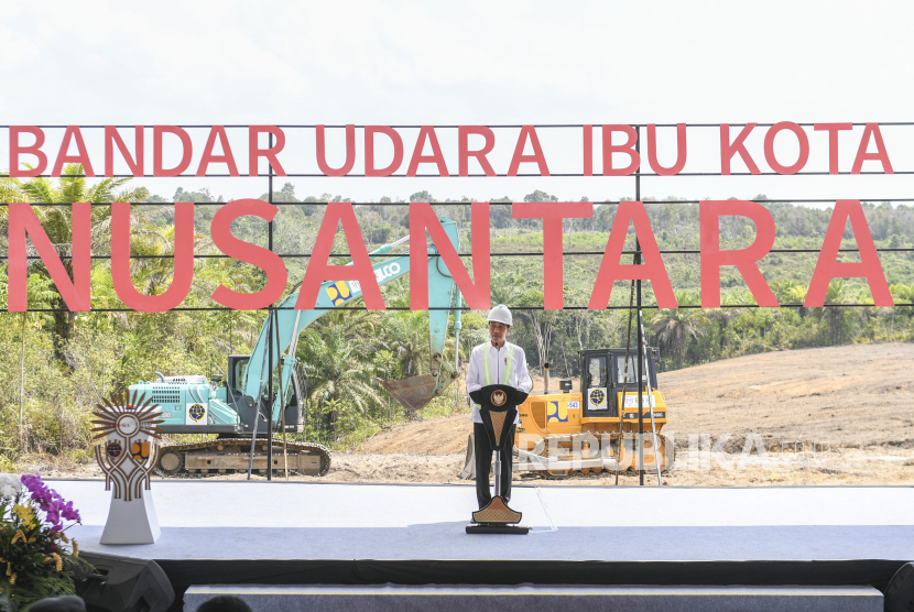 Presiden Joko Widodo memberikan sambutan saat ground breaking Bandara Ibu Kota Nusantara di Penajam Paser Utara,  Kalimantan Timur, Rabu (1/11/2023). Pembangunan bandara yang dapat didarati pesawat besar itu diprediksi beroperasi pada Desember 2024 guna mendukung konektivitas di Ibu Kota Nusantara.  
