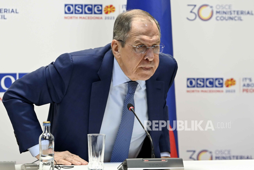   Menteri Luar Negeri Rusia Sergei Lavrov berdiri untuk berangkat setelah konferensi pers di sela-sela Pertemuan Tingkat Menteri OSCE ke-30 di Skopje, Republik Makedonia Utara, 1 Desember 2023.