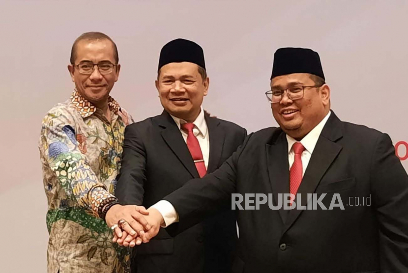 Sekretaris Jenderal Bawaslu RI Ichsan Fuady (tengah) berfoto bersama dengan Ketua Bawaslu RI Rahmat Bagja dan Ketua KPU RI Hasyim Asy