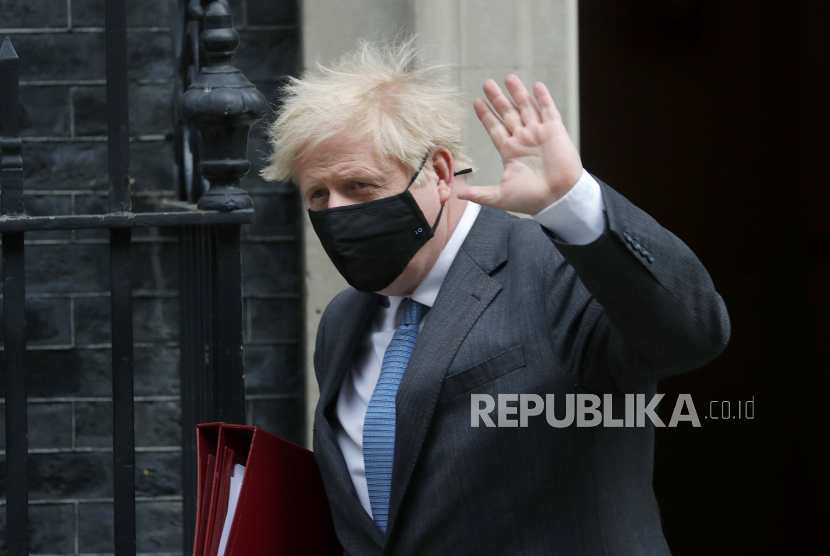 Perdana Menteri Inggris Boris Johnson meninggalkan 10 Downing Street untuk menghadiri sesi Pertanyaan Perdana Menteri mingguan di parlemen di London, Rabu, 28 April 2021.
