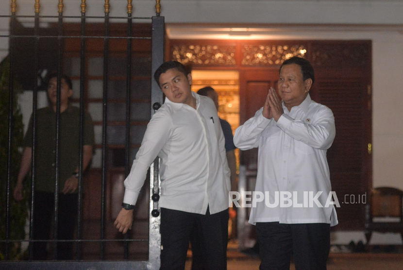 Presiden Terpilih Prabowo Subianto bersiap menyampaikan keterangan pers usai melakukan pertemuan dengan sejumlah tokoh di kediamannya di Kertanegara, Jakarta Selatan, Senin (14/10/2024) malam WIB.