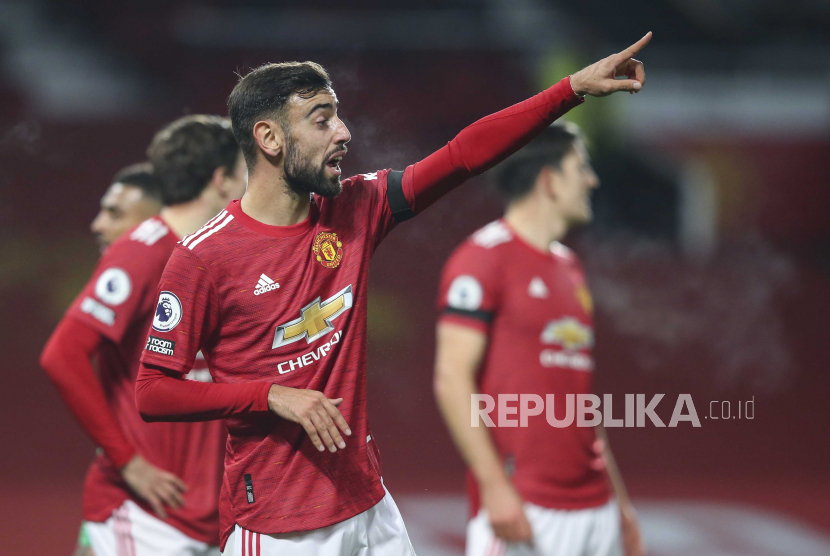 Gelandang Manchester United Bruno Fernandes merayakan golnya ke gawang West Browmwich Albion.