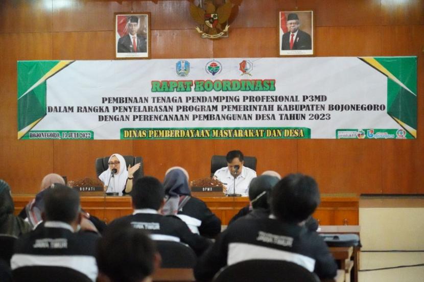 Bupati Bojonegoro saat menghadiri rapat koordinasi pembinaan tenaga profesional pendamping desa.(Foto: Humas Pemkab Bojonegoro)