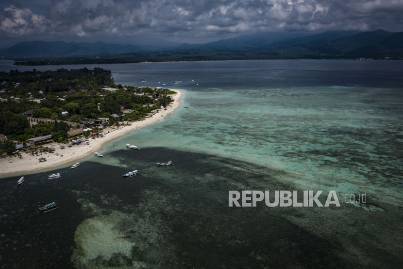 Foto udara suasana Gili Air di Kepulauan Gili, Lombok Utara, Nusa Tenggara Barat, Minggu (7/3/2021). Kepulauan Gili merupakan salah satu destinasi wisata keunggulan Lombok yang terdiri dari tiga pulau, yaitu Gili Trawangan, Meno, dan Air. 