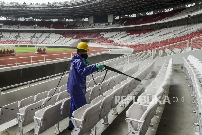 Petugas menyemprotkan cairan disinfektan di bangku penonton di Stadion Utama Gelora Bung Karno, Jakarta, Kamis (26/3). Penyemprotan disinfektan itu untuk mengantisipasi penyebaran virus corona atau Covid-19 di lingkungan Stadion Utama Gelora Bung Karno