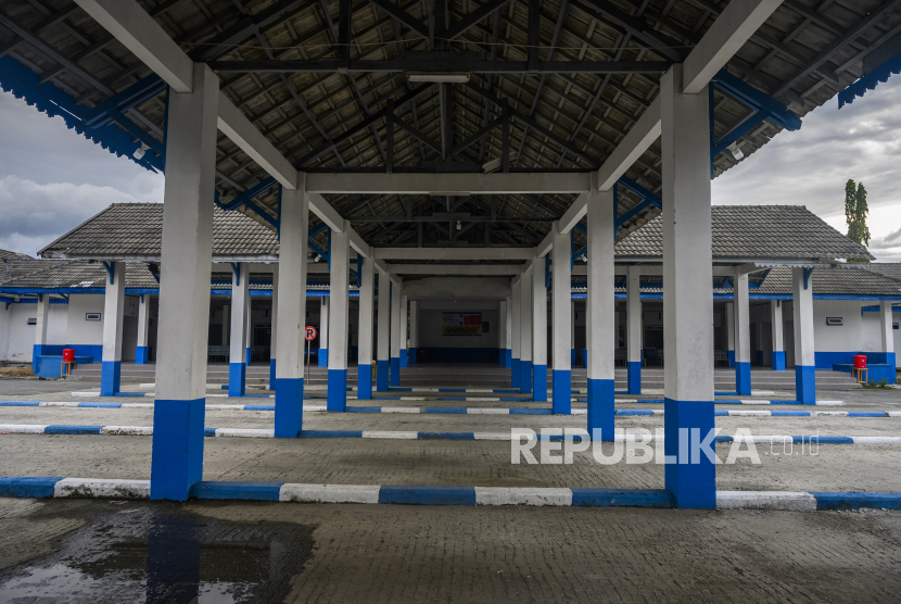 Suasana lengang Terminal Angkutan Darat Mamboro di  Palu, Sulawesi Tengah, Jumat (22/5/2020). Sejak Senin (18/5) lalu, suasana di terminal angkutan darat terbesar di Palu itu sepi dan tidak ada aktivitas angkutan Antar Kota Antar Provinsi (AKAP) maupun Angkutan Antar Kota Dalam Propvinsi (AKDP) akibat adanya larangan mudik dalam rangka pencegahan penularan COVID-19