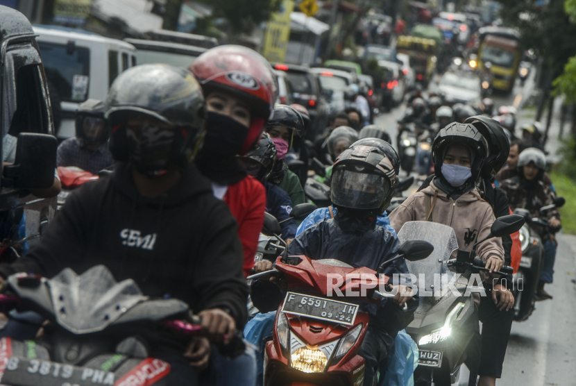 Sejumlah kendaraan terjebak kemacetan di Jalan Raya Puncak, Cisarua, Bogor, Jawa Barat, (ilustrasi). Satgas Covid-19 merilis arahan masyarakat untuk mengantisipasi long weekend.