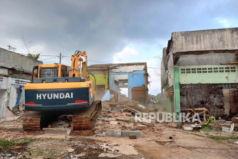 Pembongkaran bangunan di lahan eks terminal Cilembang di Jalan Ir Juanda, Kota Tasikmalaya, Jawa Barat, Selasa (21/11/2023). 