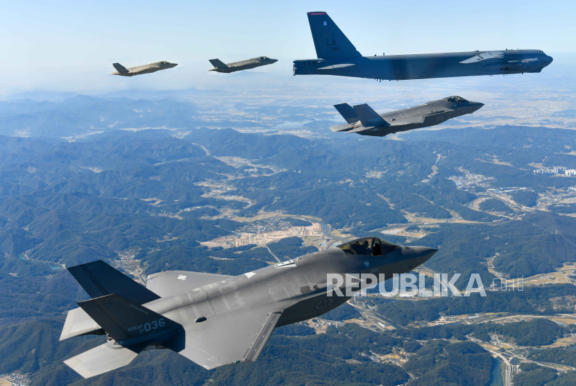 Foto selebaran yang disediakan oleh Kementerian Pertahanan Korea Selatan menunjukkan B-52H (C) Angkatan Udara AS dan F-35A Angkatan Udara Korsel terlihat selama latihan udara bersama.