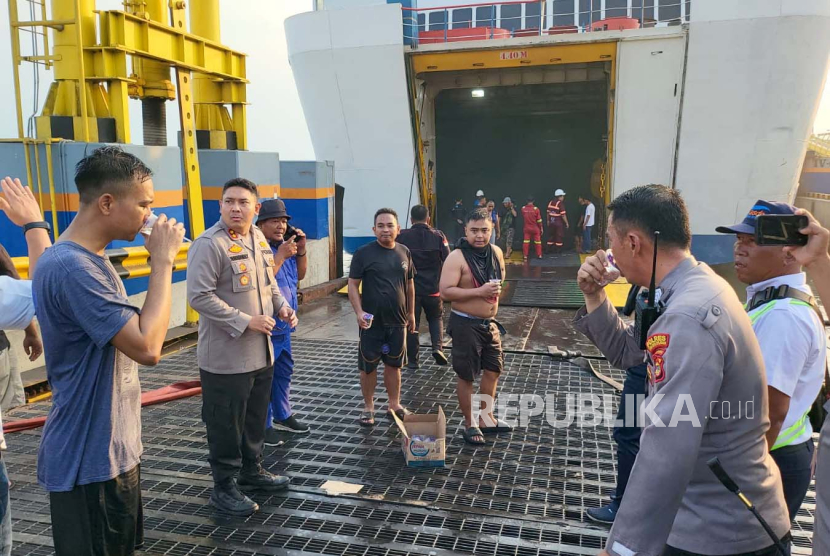 Proses evakuasi penumpang kapal ferry KMP Tranship1 yang terbakar di Pelabuhan Bakauheni, Lampung, Jumat (20/10/2023) petang. 