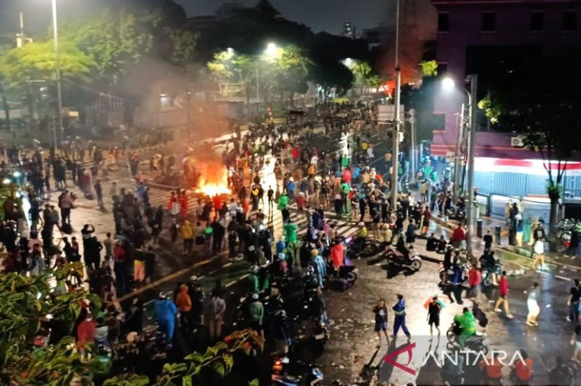 Massa masih bertahan di kawasan Mako Brimob Kwitang hingga dini hari.