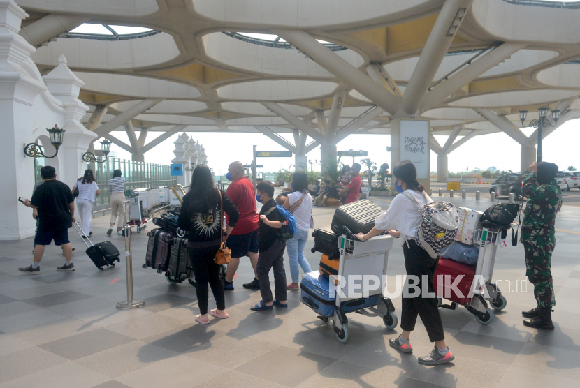 Pemudik di terminal keberangkatan Bandara Internasional Yogyakarta (YIA), Kulonprogo, Yogyakarta, Sabtu (30/4/2022). Bandara YIA hingga H-3 sudah memberangkatkan 45.512 pemudik. Puncaknya pada H-3 dengan jumlah pemudik mencapai 11.083 pemudik dengan 78 penerbangan.