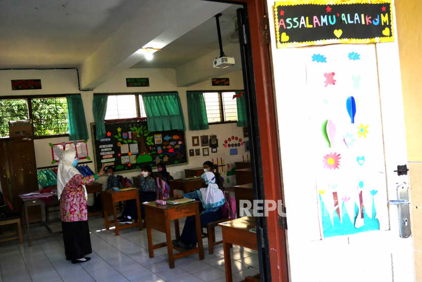 Siswa mengikuti pembelajaran tatap muka (PTM) di SD Negeri Samirono, Yogyakarta. 