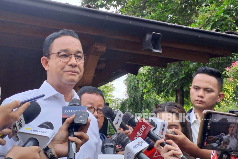 Capres nomor urut 1 Anies Baswedan menyampaikan keterangan pers jelang debat terakhir di Pendopo Anies Baswedan, Lebak Bulus, Jakarta Selatan, Sabtu (4/2/2024). 