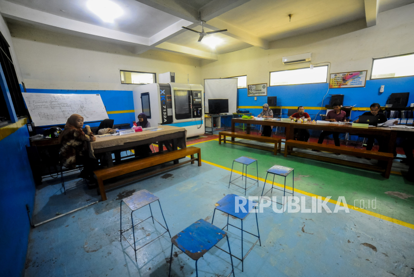 Panitia pendaftaran Penerimaan Peserta Didik Baru (PPDB) menunggu calon siswa mendaftar di SMK PGRI 1 Kota Serang, Banten, Kamis (11/7/2024). Pihak sekolah menyebutkan pendaftaran PPDB tahun ajaran 2024 di sekolahnya terus mengalami penurunan minat siswa yaitu hanya sebanyak 70 siswa pendaftar dibandingkan dengan tahun sebelumnya sebanyak 130 siswa pendaftar. 