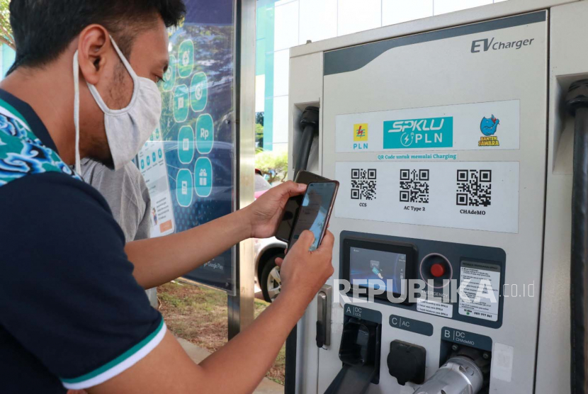 Stasiun Pengisian Kendaraan Listrik Umum (SPKLU) di Pelabuhan Merak, Banten dipastikan siap melayani lonjakan pengguna mobil listrik dalam periode arus mudik dan balik Lebaran 2023.  