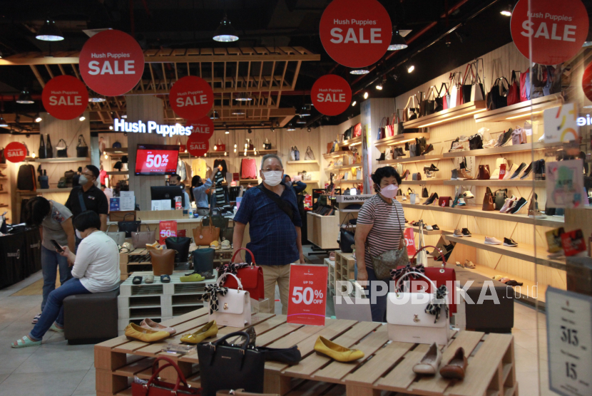 Pengunjung memilih sepatu yang dijual di mal, Jakarta.